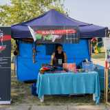 Appena arriviamo notiamo il loro banchetto con vari cartelloni con su stampato il logo di Blaster Italy: l�associazione nazionale a cui gli �Apulian� fanno capo. � un�arma stilizzata che forma la parola �nerf� con i colori della bandiera italiana